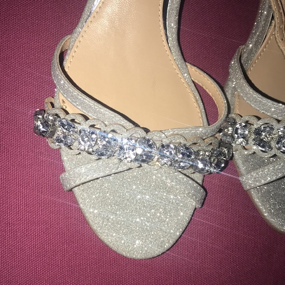 New Jewel by Badgley Mischka Giona Block Heels - Picture 5 of 16